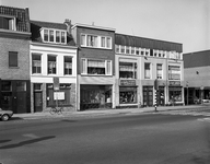 52009 Gezicht op de voorgevels van de panden Amsterdamsestraatweg 48 (links)- 54 te Utrecht met geheel rechts de ingang ...